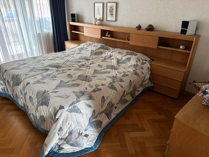 Bed met verstelbare lattenbodem en ombouw, Huis en Inrichting, Slaapkamer | Bedden, Gebruikt, Tweepersoons, Overige maten, 220 cm
