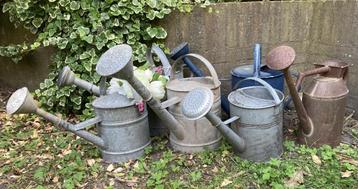 5x Brocante oude gieters / 3 zink, 1 blauw & 1 Franse beschikbaar voor biedingen