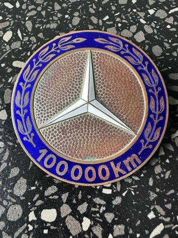 Fraai Mercedes 100.000 km. embleem. Logo oldtimer auto.  beschikbaar voor biedingen