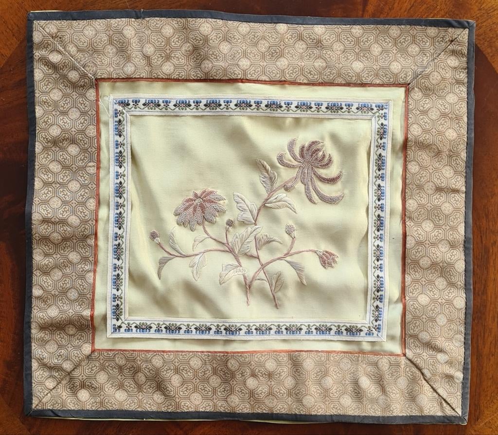 Chinees zijden borduurwerk met bloemmotief, Antiek en Kunst, Ophalen of Verzenden