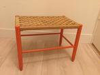 Vintage krukje, jaren 70. Oranje met gevlochte sisal zitting, Huis en Inrichting, Krukjes, Ophalen of Verzenden, Zo goed als nieuw