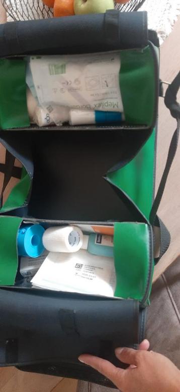 Vintage verbandtas beschikbaar voor biedingen