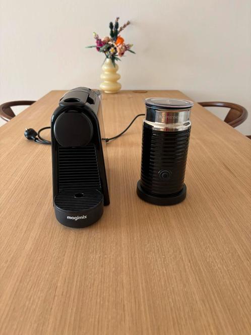 Nespresso essenza koffiezetapparaat & melkopschuimer, Witgoed en Apparatuur, Koffiemachine-accessoires, Zo goed als nieuw, Ophalen of Verzenden