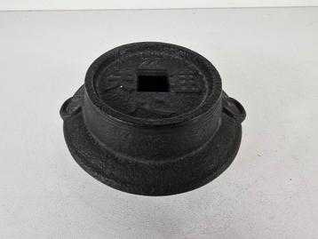 Wierookbrander karakters, gietijzer, China, midden 20e eeuw beschikbaar voor biedingen