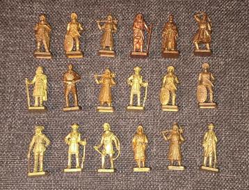 19 vintage goudkleurige metalen figuurtjes soldaatjes beschikbaar voor biedingen