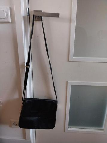 Mooie zwarte leren tas met verstelbaar schouderhengsel beschikbaar voor biedingen