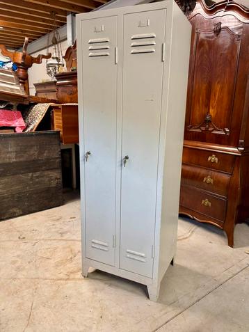 Originele vintage dubbele lockerkast beschikbaar voor biedingen
