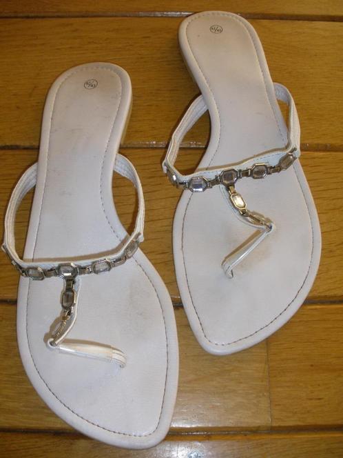 Slippers wit met strass stenen maat 42/43 - zgan -, Kleding | Dames, Schoenen, Zo goed als nieuw, Wit, Ophalen of Verzenden