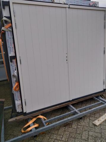 Kozijn met dubbele garage deuren  beschikbaar voor biedingen