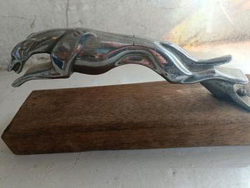 Art deco car mascot gesigneerd Greyhound beschikbaar voor biedingen