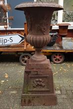 Antieke gietijzeren tuinvaas op voet versierd met engelen, Verzenden, Zo goed als nieuw