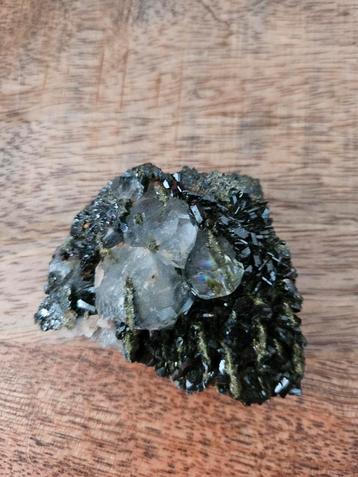 Mineraal: Kwarts met groene kristallen beschikbaar voor biedingen