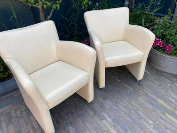 2 Leren fauteuils wit leer stoelen. Landelijke stoelen beschikbaar voor biedingen