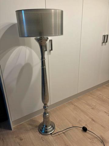 Staande lamp zilver met zilveren luxe kap beschikbaar voor biedingen