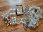 Kerstspullen kerstballen en slingers zilver en wit, Diversen, Kerst, Ophalen of Verzenden, Zo goed als nieuw