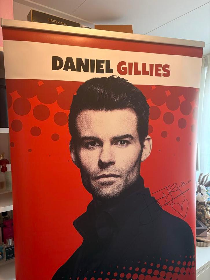 BIEDEN ! Daniel Gillies Comic Con Banner - Gesigneerd!, Verzamelen, Blikken, Nieuw, Overige, Overige merken, Ophalen of Verzenden