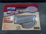 Lemax Classic Car Set 2-Way Road Pattern 14671, Diversen, Kerst, Ophalen of Verzenden, Zo goed als nieuw