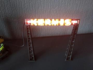 Boog met tekst KERMIS met verlichting beschikbaar voor biedingen