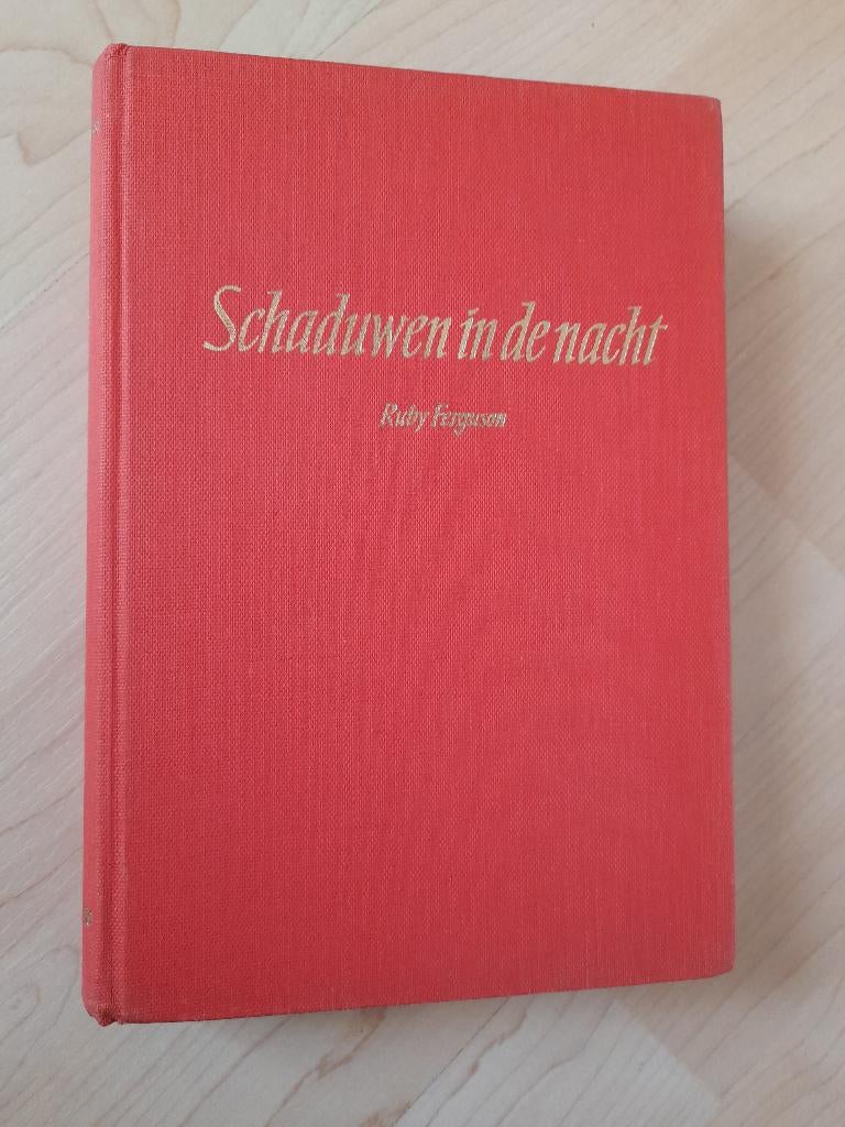 SCHADUWEN IN DE NACHT Ruby Ferguson Kennemer serie nr. 82, Boeken, Romans, Ophalen of Verzenden, Gelezen