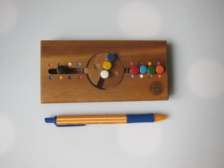 Vrolijk houten draai- en schuifpuzzeltje van Lagoon Games, Hobby en Vrije tijd, Denksport en Puzzels, Gebruikt, Overige typen