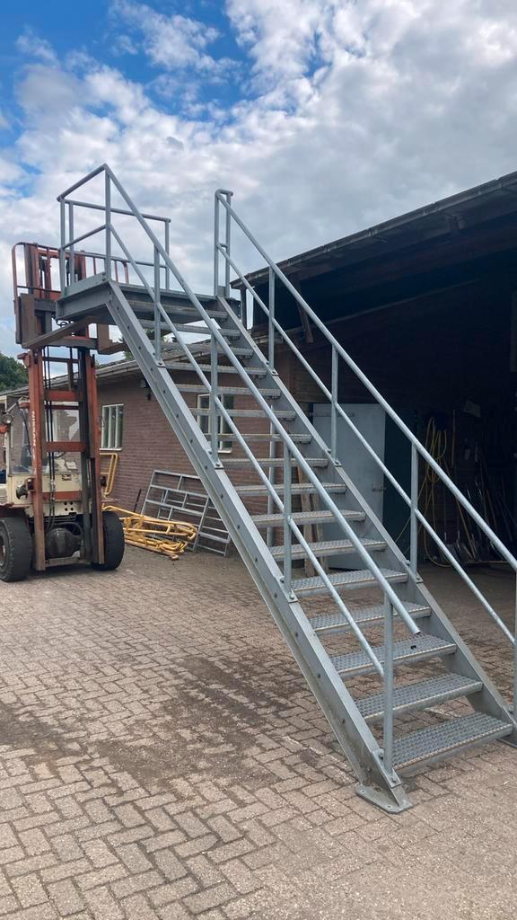 Stalen trap, Doe-het-zelf en Verbouw, Ladders en Trappen, Zo goed als nieuw, Trap, 2 tot 4 meter, Ophalen of Verzenden