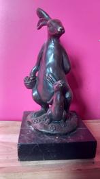 Bronzen beeld van een haas met jong, Ophalen of Verzenden
