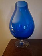 Grote bokaal op voet // vaas - blauw glas, Minder dan 50 cm, Glas, Blauw, Ophalen of Verzenden