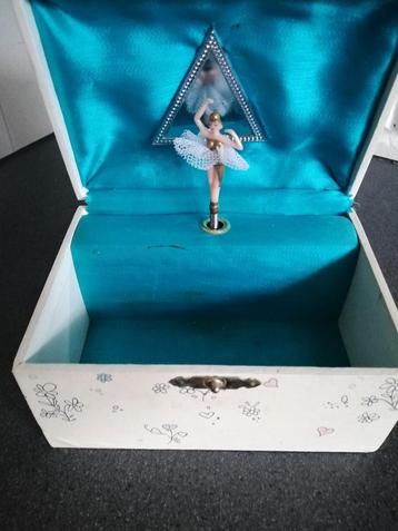 OUD MUZIEK DOOSJE JUWELEN KISTJE MET BALLERINA 15X11X9 CM beschikbaar voor biedingen