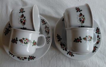 Vintage witte kerst kopjes hulst blaadjes rode bessen beschikbaar voor biedingen