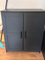 Ikea kastje 2 deuren 2 legplanken zwart, Huis en Inrichting, Kasten | Roldeurkasten en Archiefkasten, Zo goed als nieuw, Minder dan 100 cm