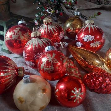 Vintage glazen kerstversiering in rood met goud beschikbaar voor biedingen