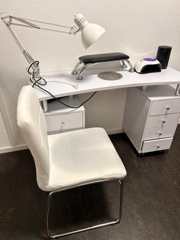 Witte nageltafel met stoel en nagelproducten. - afbeelding 1