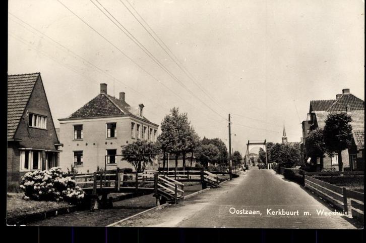 Oostzaan (N.H.), Kerkbuurt met Weeshuis, gelopen 1959, Verzamelen, Ansichtkaarten | Nederland, Gelopen, Noord-Holland, 1940 tot 1960