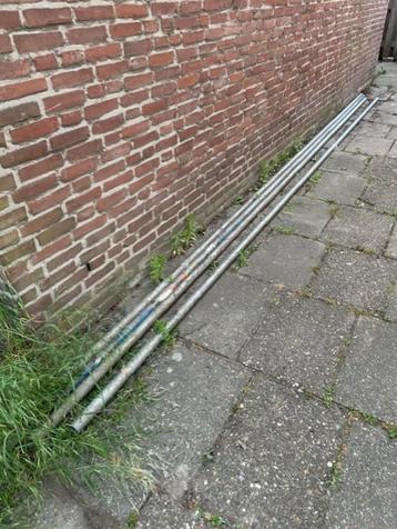 4x gegalvaniseerde buizen 6m lang beschikbaar voor biedingen