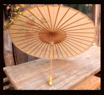 Prachtige oude chinese parasol van papier en hout.
I.z.g.s  beschikbaar voor biedingen