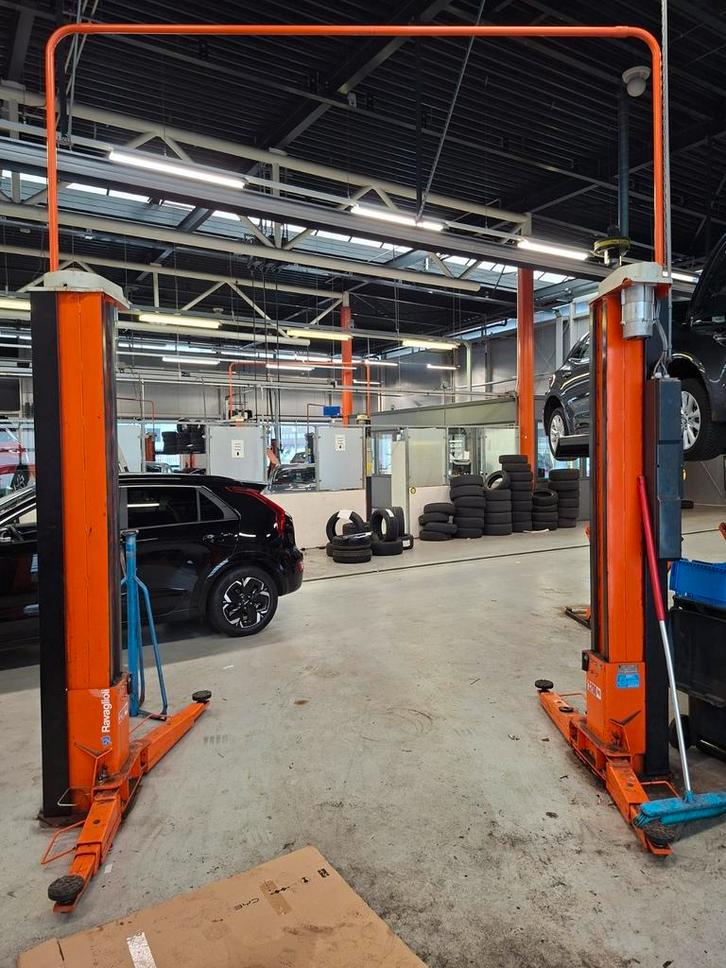 Hefbrug 2 koloms Ravaglioli 3200 kg vloervrij, Auto diversen, Autogereedschap, Zo goed als nieuw, Ophalen