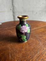 Klein cloisonné vaasje met bloem – Chinees emailwerk, Antiek en Kunst, Antiek | Vazen, Ophalen of Verzenden