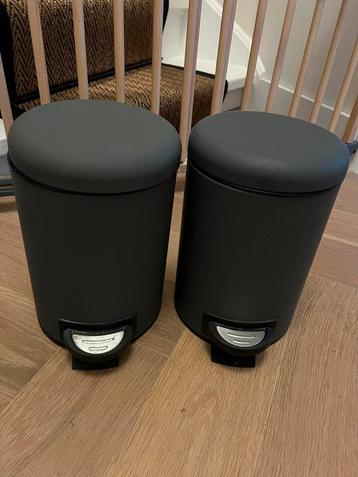 Twee donkergrijze pedaalemmers (3L per stuk) beschikbaar voor biedingen