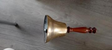 Antieke koperen handbel .30cmmet houten handvat beschikbaar voor biedingen
