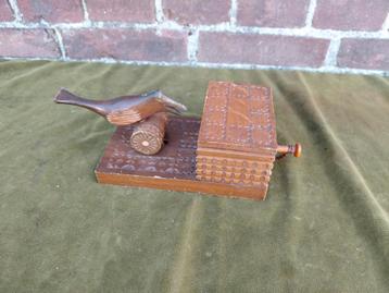 Vintage houten sigaretten dispencer, houtsnijwerk met vogel. beschikbaar voor biedingen