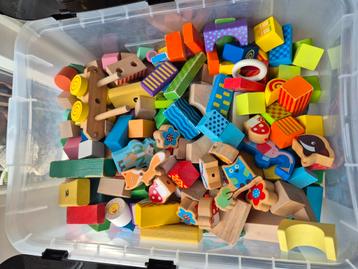 Houten bouwstenen  beschikbaar voor biedingen