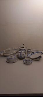 Wit met blauw en goud porselein servies., Ophalen