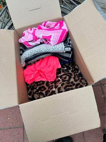 €35 Doos met kleding +-30 stuks maten variëren 42-46 beschikbaar voor biedingen