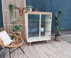 Vintage Kastje Met Glas Retro Design Vitrinekast Pootjes, BlijeSpullen.nl, Met deur(en), 100 tot 150 cm, 50 tot 100 cm