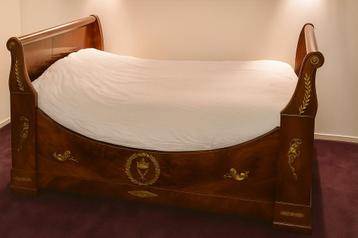 Antiek Frans Lit-Bateau Bed met Vergulde Versieringen beschikbaar voor biedingen