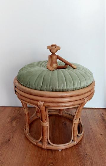 Vintage rotan krukje beschikbaar voor biedingen