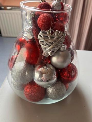 Kerst ballen / figuren Rood / Wit met vaas en opbergdoos beschikbaar voor biedingen