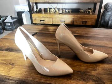 Prachtige champagne kleurige pumps beschikbaar voor biedingen