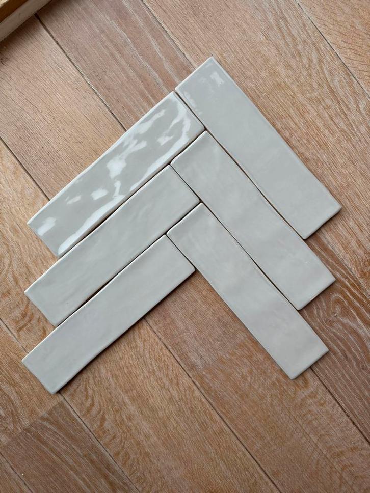 Lichtgrijze glanzende tegels 7,5x30, grijze tegeltjes cement, Doe-het-zelf en Verbouw, Tegels, Nieuw, Wandtegels, Keramiek, Minder dan 20 cm