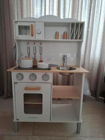 Speelkeuken van New Classic Toys met kookgeluid beschikbaar voor biedingen